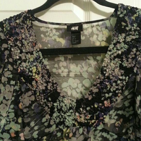 🎼H&M Semi SheerTop - Picture 2 of 8